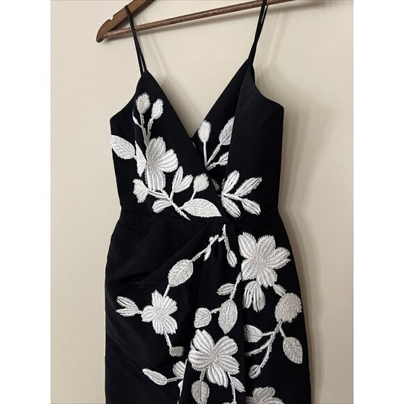 Carolina Herrera size 2 Floral Beaded Embroidered Column Gown Dress Black White - Picture 6 of 16